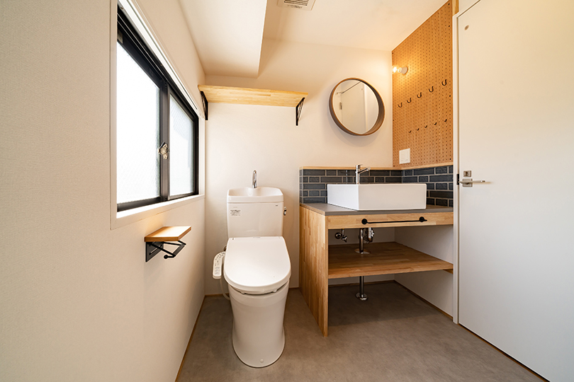 Lavatory & Toilet